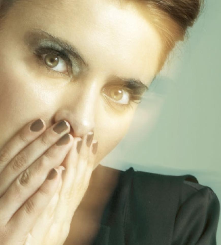 Damit ´Sophias hellgrüne ´Augen zusätzlich strahlen, sind ge´tuschte Wimpern und Kajal ein Muss. Teint und Lippen werden mit Highlighter dezent zum Leuchten gebracht, etwas rosiges Rouge auf den Wangenknochen sorgt für ein frisches Finish
