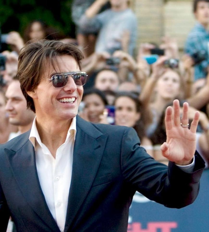 Mr. Cool: Tom Cruise zeigte sich gut gelaunt in Sevilla. Dort wurde er schon von tausenden wartenden Fans kreischend empfangen