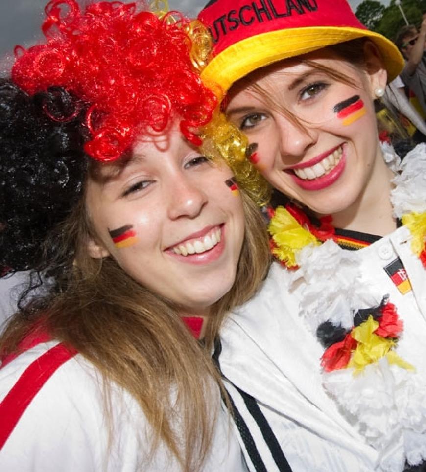 Endlich! Seit dem 11. Juni kämpfen 32 Mannschaften in Südafrika um die 19. Fußball-Weltmeisterschaft. Und schon jetzt kocht die Stimmung! OK! hat für Sie die besten Fußball-Bilder zusammengefasst