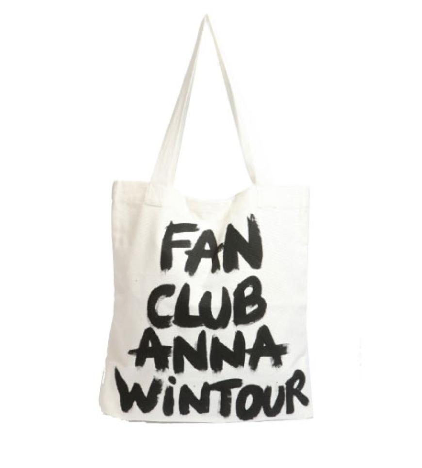 Wir sind Fans der amerikanischen Stil-Ikone. Und bekennen uns dazu mit dieser coolen Tragetasche. Von Urban Outfitters, ca. 60 Euro