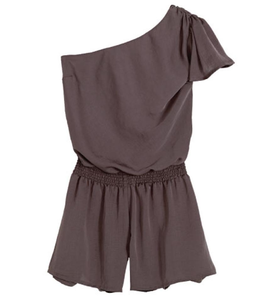 Herrlich bequem und unkompliziert. One-Shoulder-Playsuit von Orsay, ca. 25 Euro