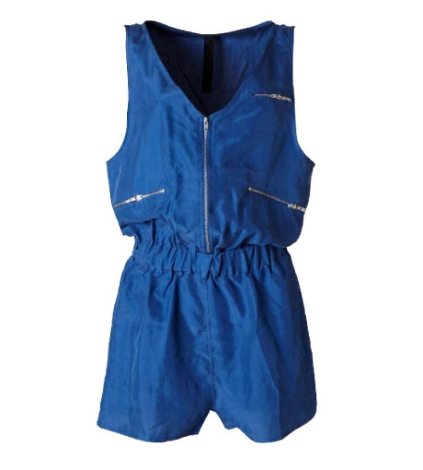 In Kombination mit Riemchensandalen unschlagbar: Blauer Playsuit von Gestuz, ca. 140 Euro