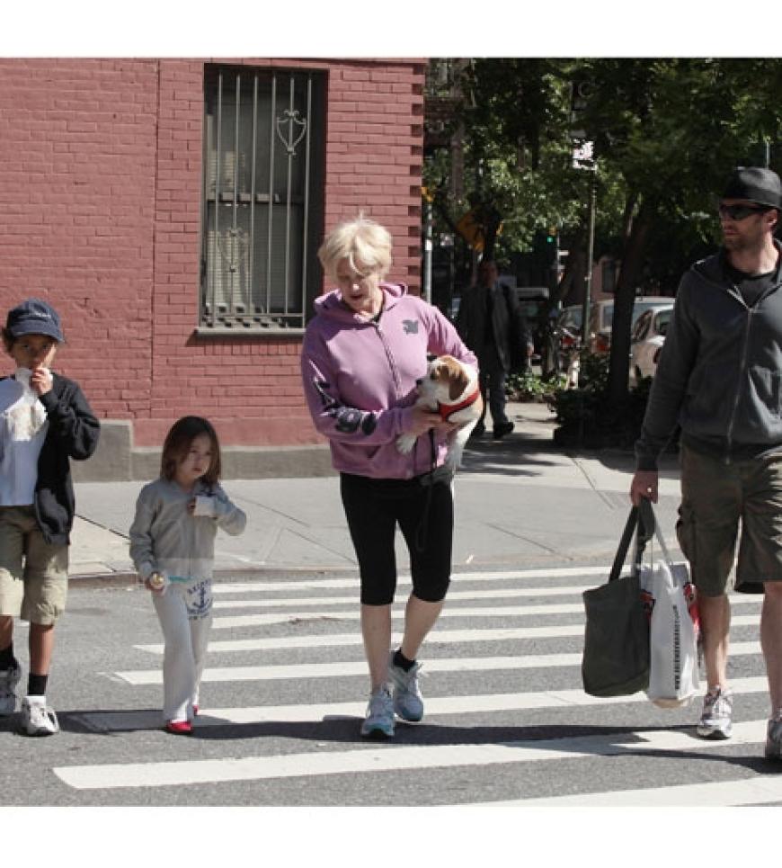 Familie Jackman bei einem Spaziergang durch New York