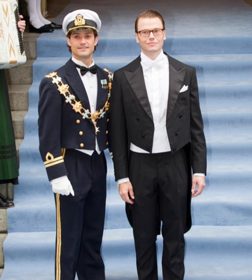 Jahrelang musste der Fitnesstrainer um die Gunst der königlichen Familie buhlen. Heute ist er als Victorias Mann im ganzen Land anerkannt. Neben Victorias Bruder Carl Philip macht er auf jeden Fall eine gute Figur