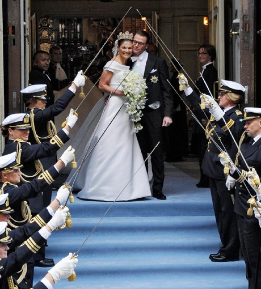 Das königliche Ehepaar verlässt den Stockholmer Dom. Victoria trug übrigens eine traumhafte Kreation aus cremefarbener Seide des schwedischen Designers Pär Engsheden. Ihr Diadem hatte schon ihre Mutter bei ihrer eigenen Hochzeit vor 34 Jahren getragen