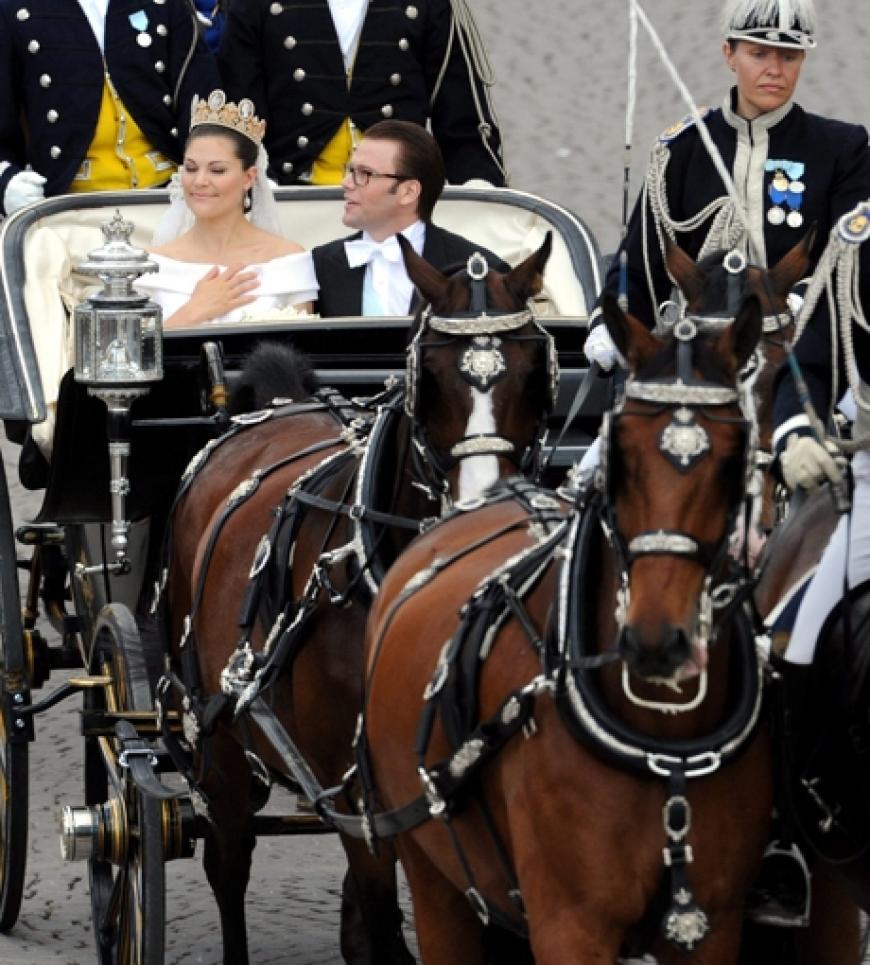 Nach der Hochzeit wurde das Brautpaar in einer Kutsche durch Stockholm gefahren
