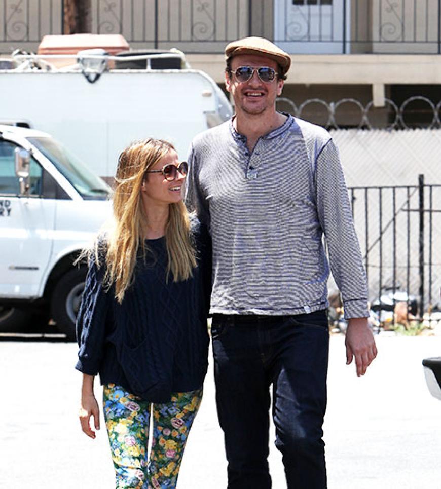 Die neue Frau an seiner Seite. Jason Segel beim Shoppen in Los Angeles Die neue Frau an seiner Seite. Jason Segel beim Shoppen in Los Angeles
