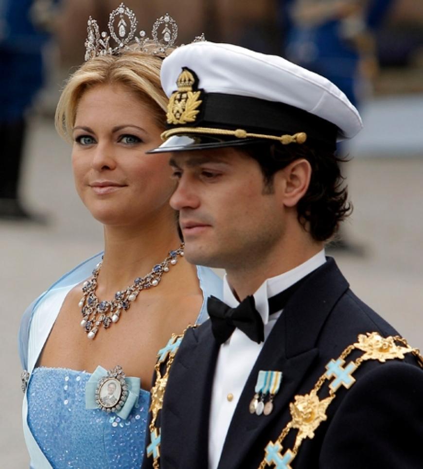 Doch bei der Hochzeit ihrer großen Schwester darf sie natürlich nicht fehlen. Auch ihr Bruder Carl Philip kam solo