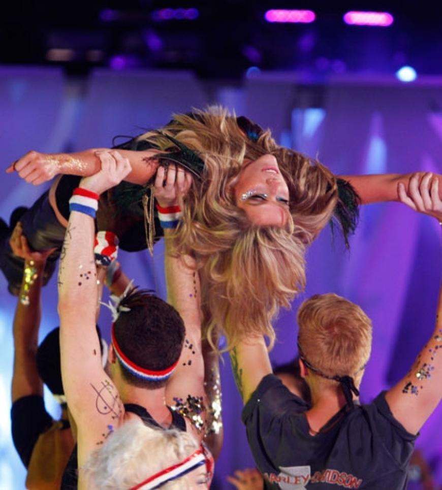 Ke$ha lässt sich während ihrer Performance von ihren Tänzern auf Händen tragen