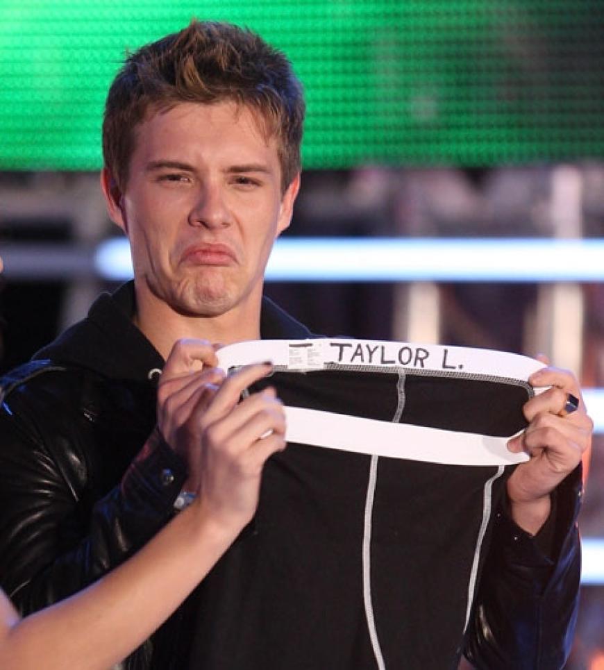 Moderator Xavier Samuel war zu Scherzen aufgelegt. So holte er eine Shorts hervor, die angeblich