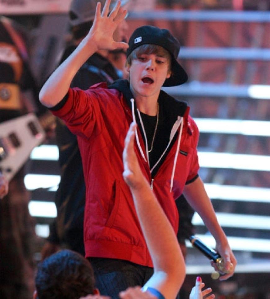 Als Teenie-Schwarm Justin Biber auf die Bühne kommt, gibt es für die Fans kein Halten mehr