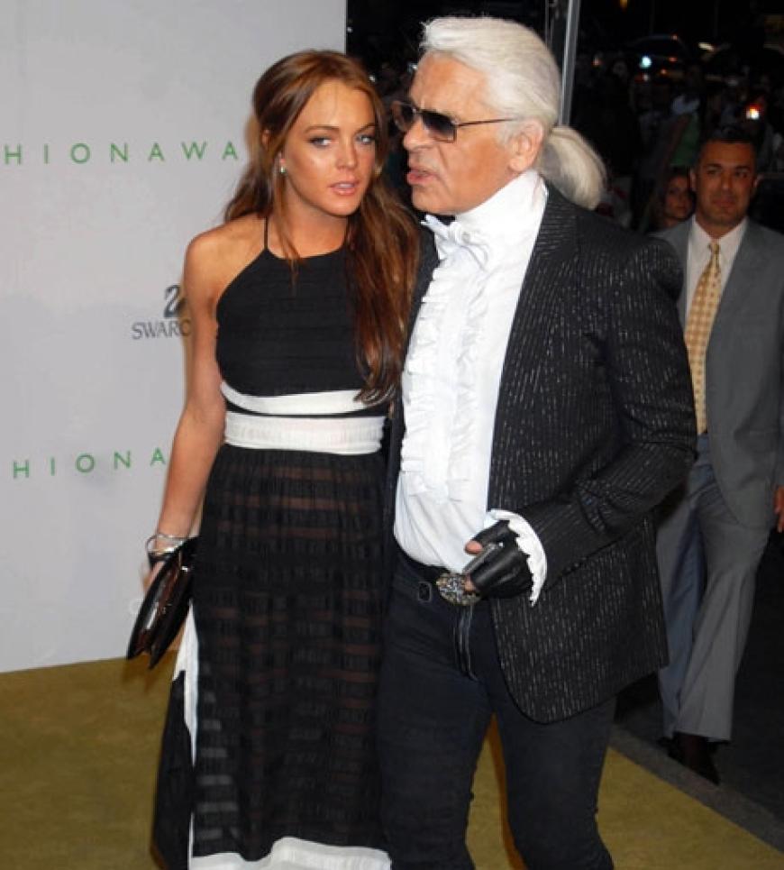 Gemeinsam mit Karl Lagerfeld besucht sie 2006 die