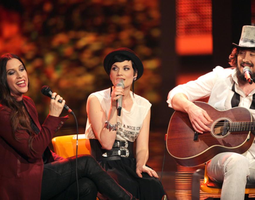 Mrs. Greenbird treten gemeinsam mit Sängerin Sängerin Alanis Morissette auf