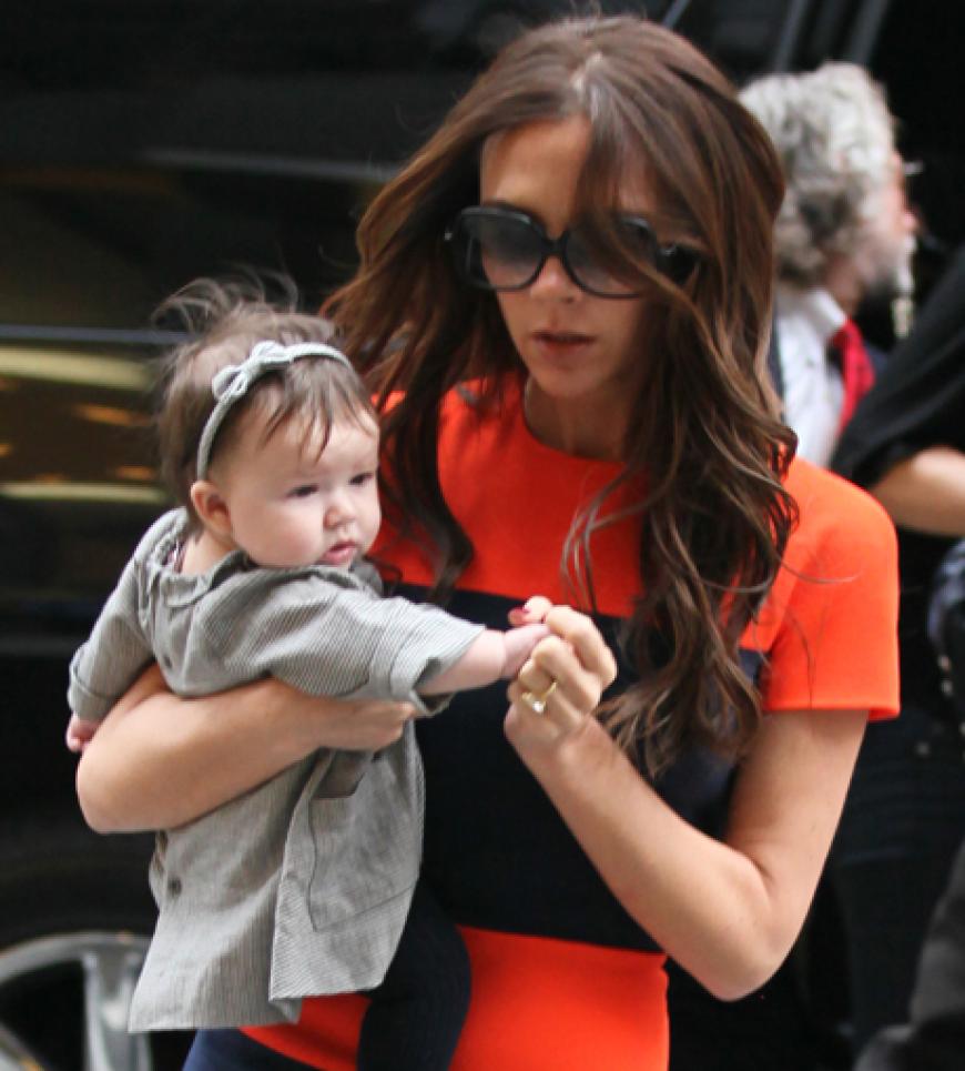 Sie macht ihre Mami überglücklich: Harper Seven Beckham ist nach drei Söhnen die erste Tochter für David und Victoria Beckham. Die Kleine erblickte am 10.07.2011 das Licht der Welt und ist jetzt schon eine richtige Fashionista!