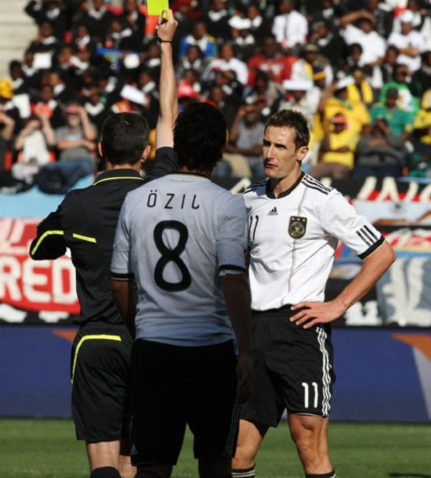 Miroslav Klose wird mit einer Gelb-Roten Karte vom Platz verwiesen