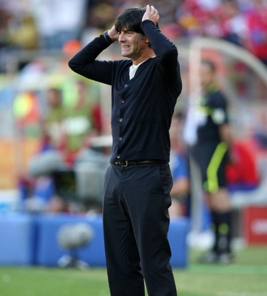Bundestrainer Jogi Löw kann nicht glauben, was auf dem Feld passiert