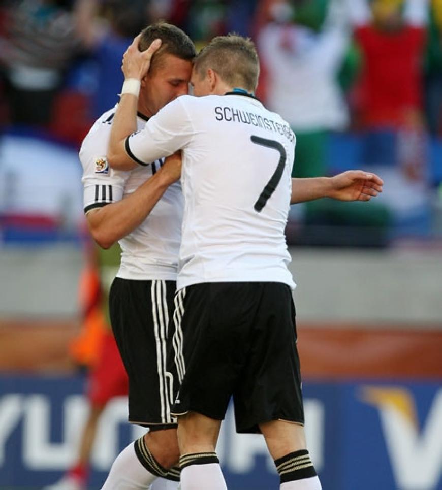 Zu allem Überfluss verschoss Lukas Podolski in Unterzahl noch einen Handelfmeter. Ein Spiel was vom Pech überschattet wird