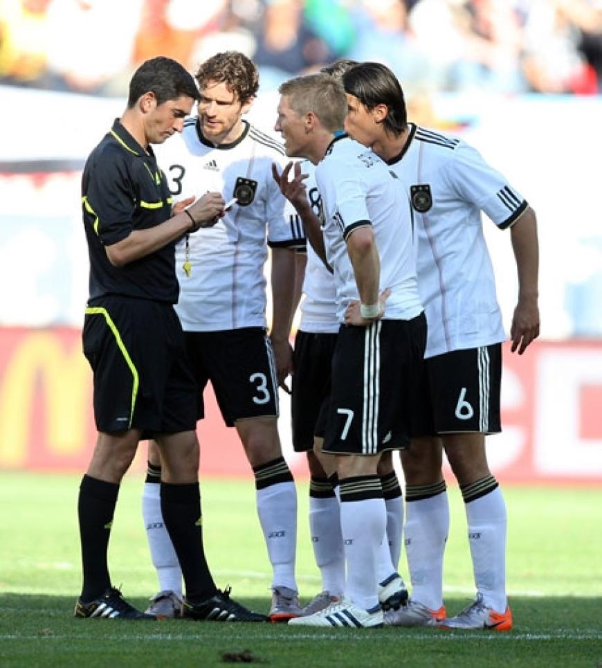 Gelb für Schweinsteiger.