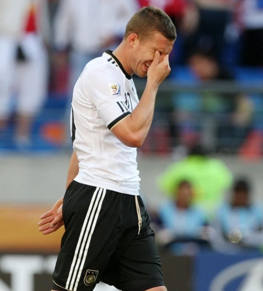 Wut und Enttäuschung bei Lukas Podolski: Er verschießt einen Elfmeter - die größte Chance auf ein deutsches Tor