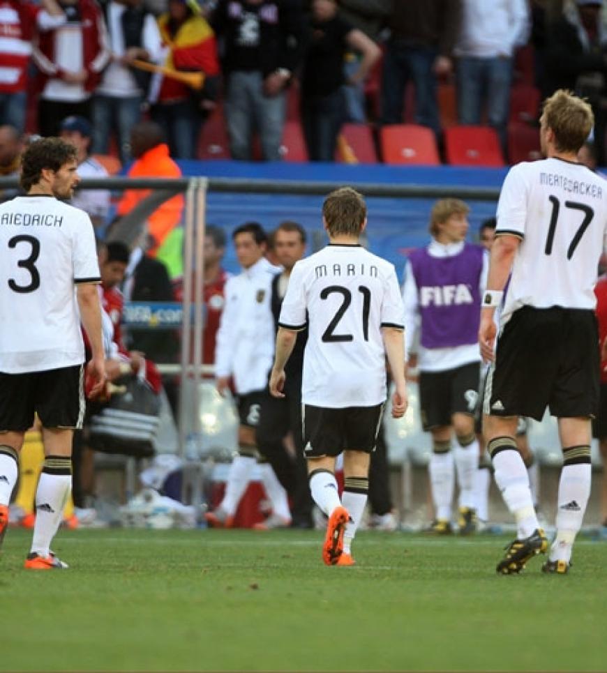 Fassungslosigkeit im deutschen Team: Beim zweiten Gruppenspiel gegen Serbien verlor die hochgelobte Mannschaft 0:1. Können Sie im letzten Match gegen Ghana den Einzug ins Achtelfinale schaffen?