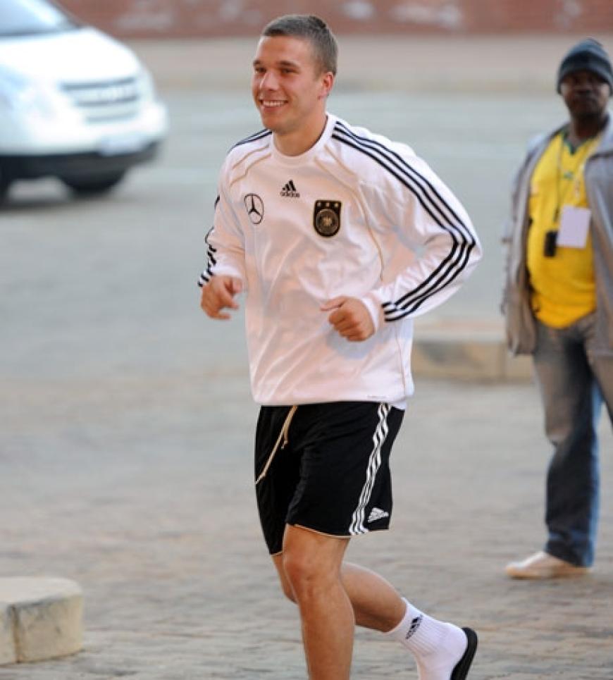 Pechvogel Lukas Podolski zeigt sich bestens gelaunt auf dem Weg zum Training. Nach seinem verstoßenen Elfmeter gegen Serbien will er heute seine Bestleistung zeigen