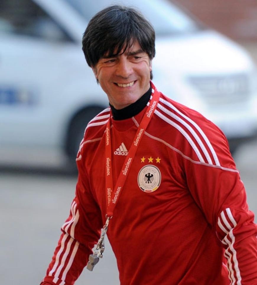 Alles oder nichts: Jogi Löw ist voller Siegeswillen. Seine Mannschaft muss heute gegen Ghana gewinnen - sonst droht das Aus für Deutschland schon in der Vorrunde