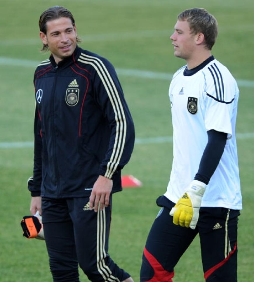 Das Team ist zuversichtlich und in Höchstform. Torwart Manuel Neuer und Tim Wiese beim letzten Training