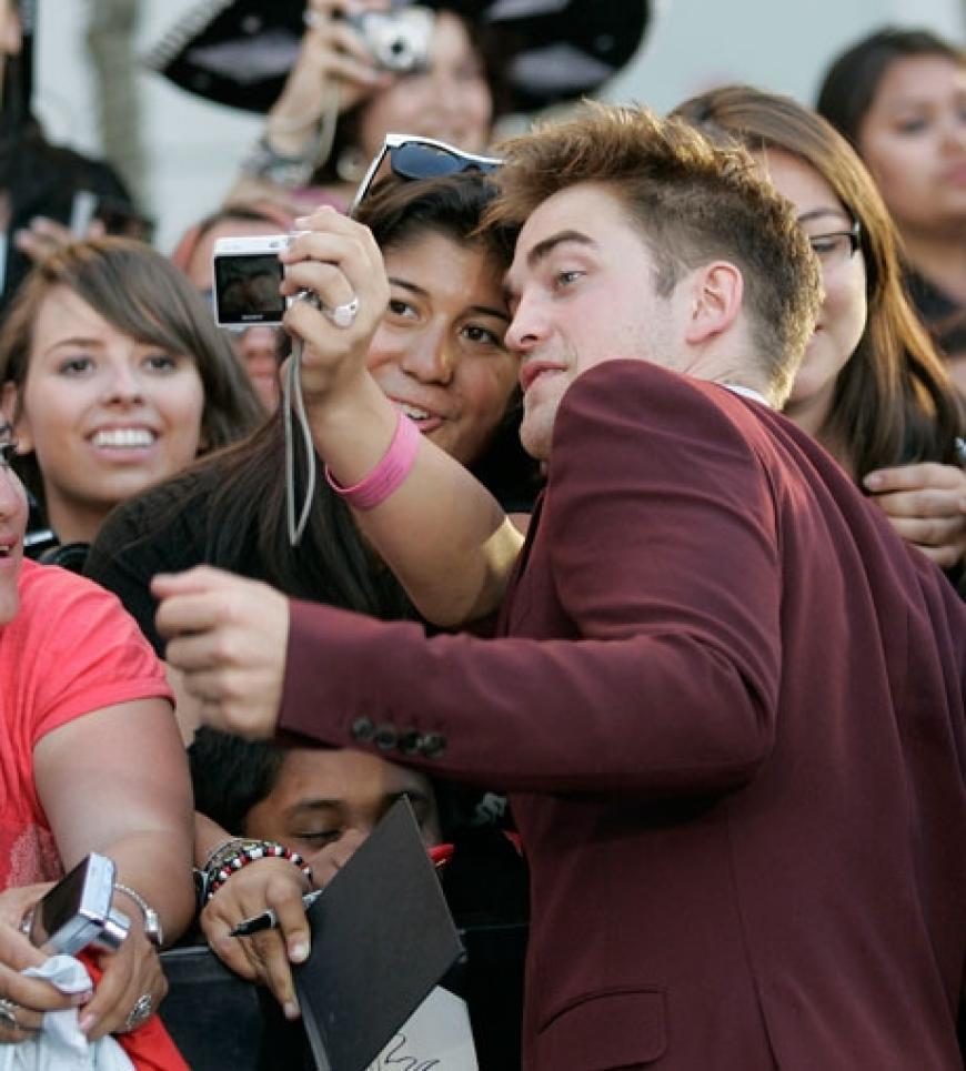 Hunderte Fans haben vor dem Nokia Theatre in Los Angeles gezeltet, um ihren Idolen ganz nah zu sein. Und sie wurden nicht enttäuscht: Die Twilight-Stars haben sich ausreichend Zeit für Autogramme und Fotos genommen