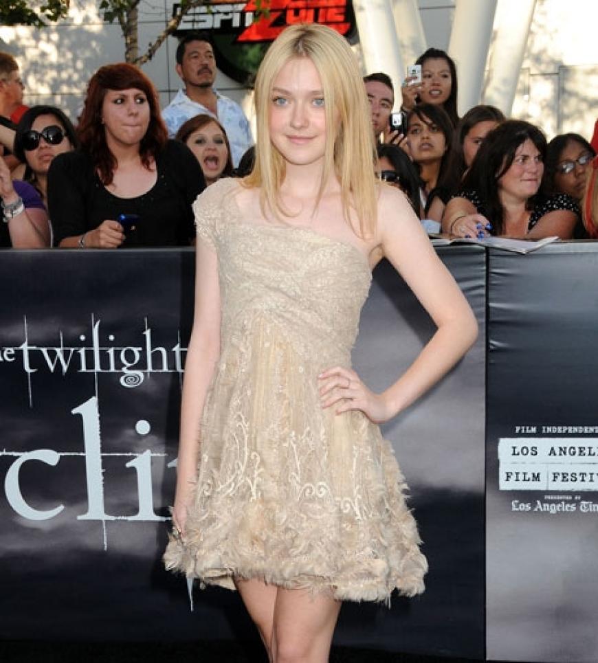 Hinreißend: Dakota Fanning entschied sich für ein Kleid aus Spitze von Elie Saab