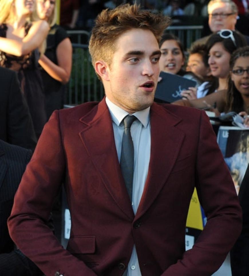 Ein Mann bekennt Farbe: Robert Pattinson in einem kastanienbraunen Anzug von Gucci
