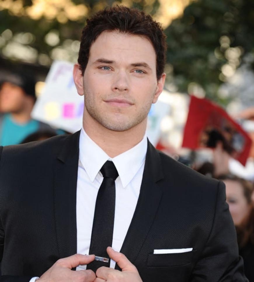 Huch, da hat sich aber jemand verändert. Kellan Lutz hat eine neue Haarfarbe