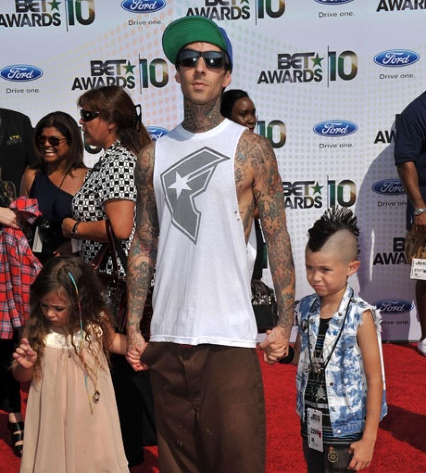 Travis Barker brachte auch seine süßen Kids mit zur Verleihung. Alabama Luella und Landon Asher hatten aber weit weniger Spaß am Rummel als ihr berühmter Daddy