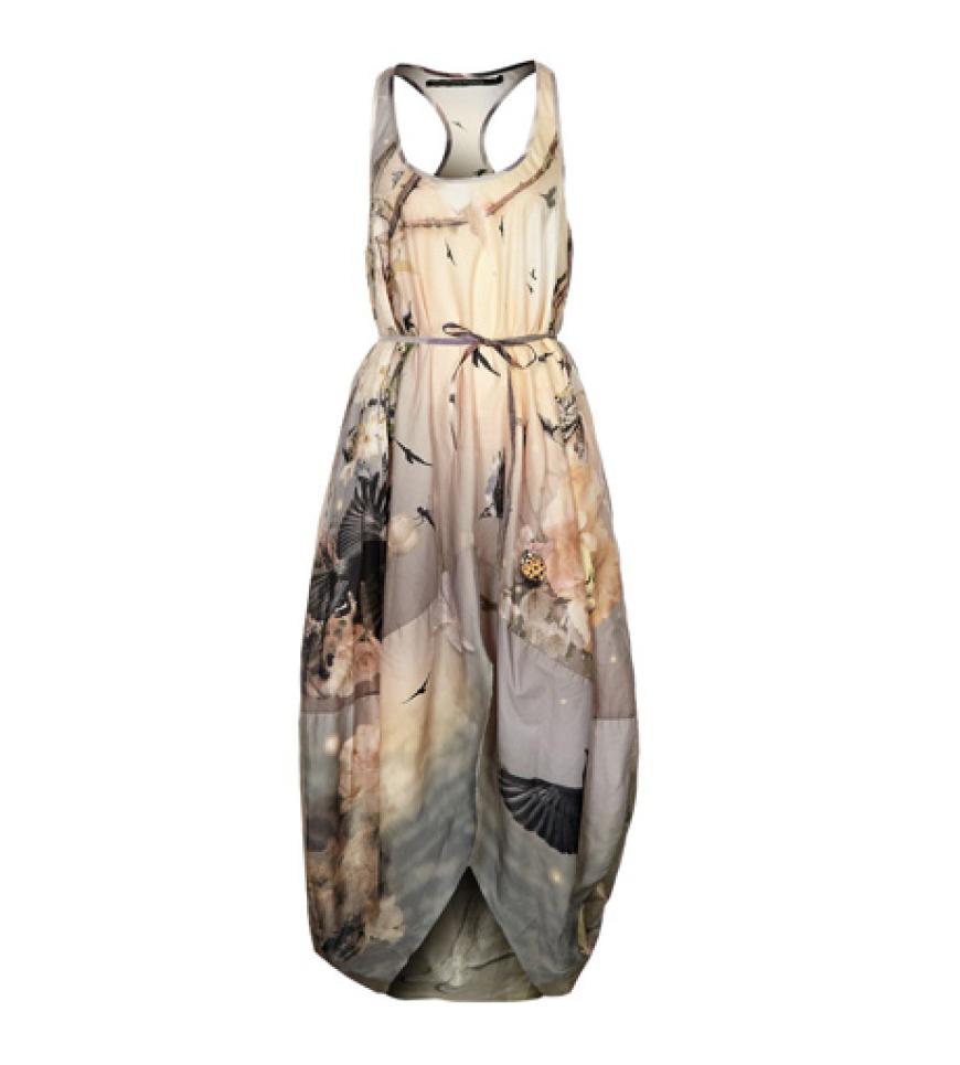 Eine märchenhafte Komposition aus Blumen, Insekten und Vögeln schmückt dieses Kleid von Bolongaro Trevor über zalando.de, ca. 415 Euro