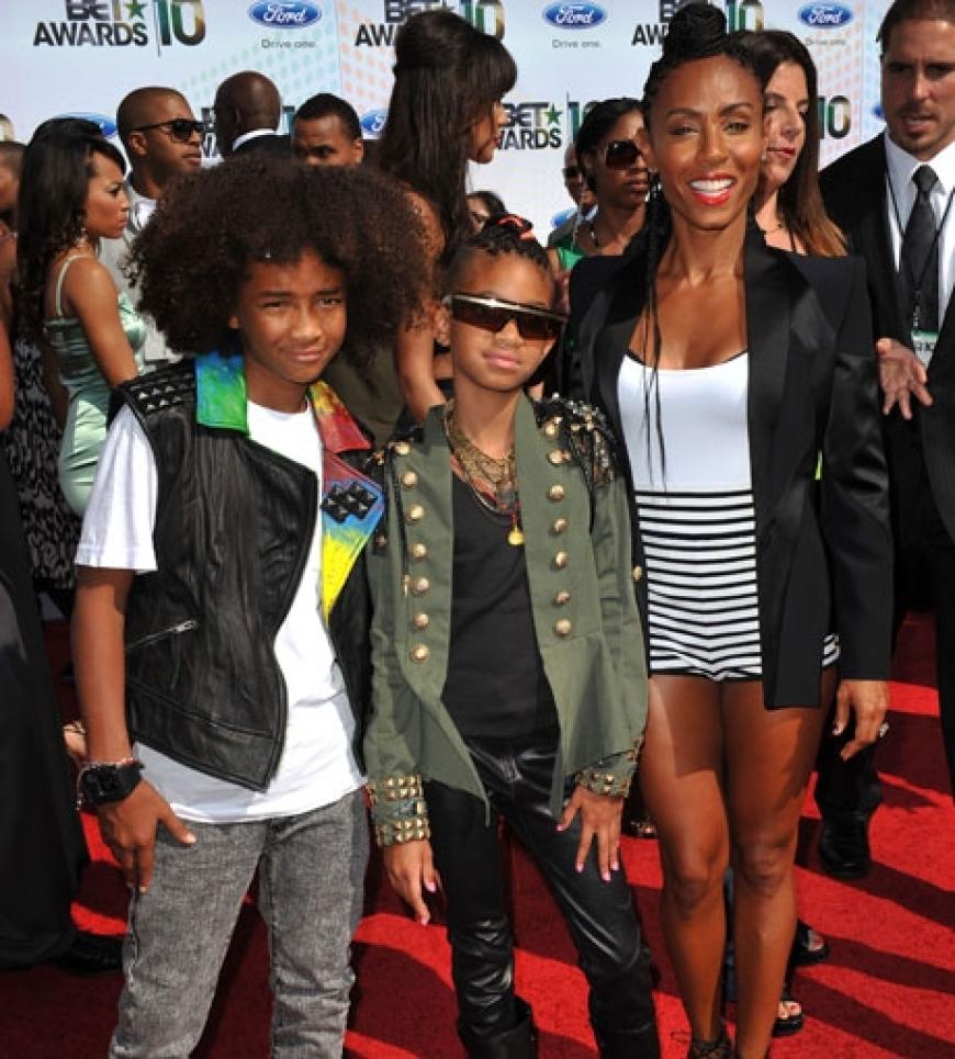 In gewohnt cooler Pose zeigten sich die Smith-Kids. Mama Jada Pinkett Smith ist sichtlich stolz auf ihren Nachwuchs