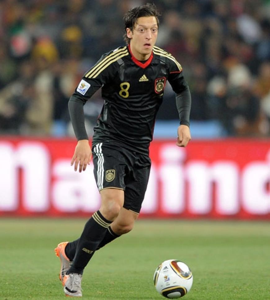 Das letzte und wichtigste Gruppenspiel für Deutschland fand am 23.6. in Johannesburg statt. Jogi Löws Mannschaft ging nach der 0:1 Niederlage gegen Serbien geschwächt ins Match, brauchte jedoch den Sieg um weiter zu kommen