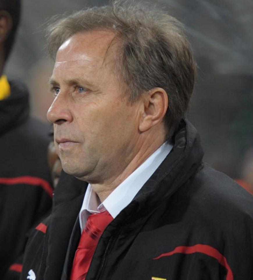 Milovan Rajevac, Nationaltrainer von Ghana, beobachtet seine Elf ganz genau. Letztendlich halfen auch die Tipps von der Tranierbank nichts - Ghana verliert mit 0:1