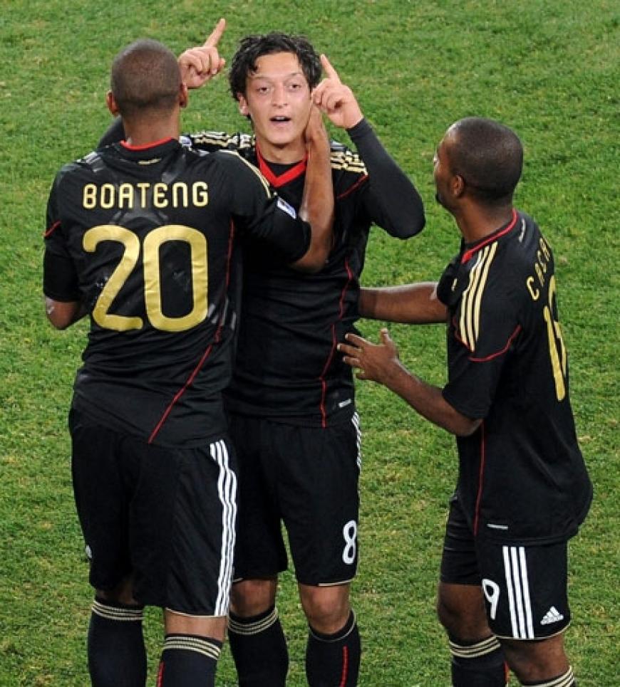 Mesut Özil feiert sein erstes WM Tor