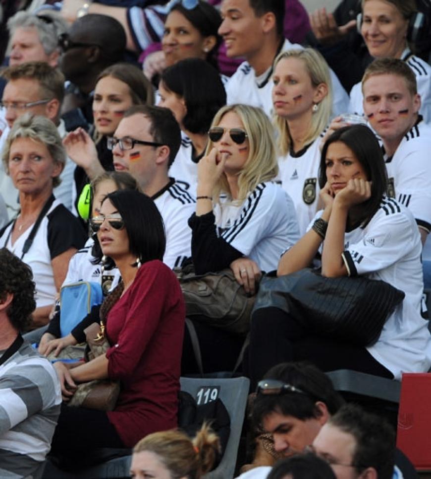 Auf der VIP-Tribüne nahmen die Spielerfrauen Platz. Unter anderem drücken Schweinsteiger-Freundin Sarah Brandner und Özils Anna-Maria Lagerblom ihren Jungs die Daumen