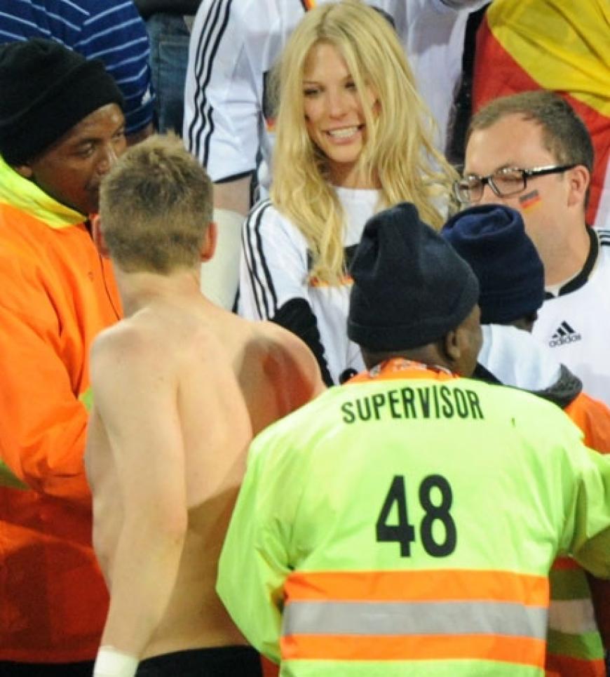 Nach einem überragendem Spiel holt sich Bastian Schweinsteiger seine Glückwünsche bei seiner hübschen Freundin Sarah ab ...