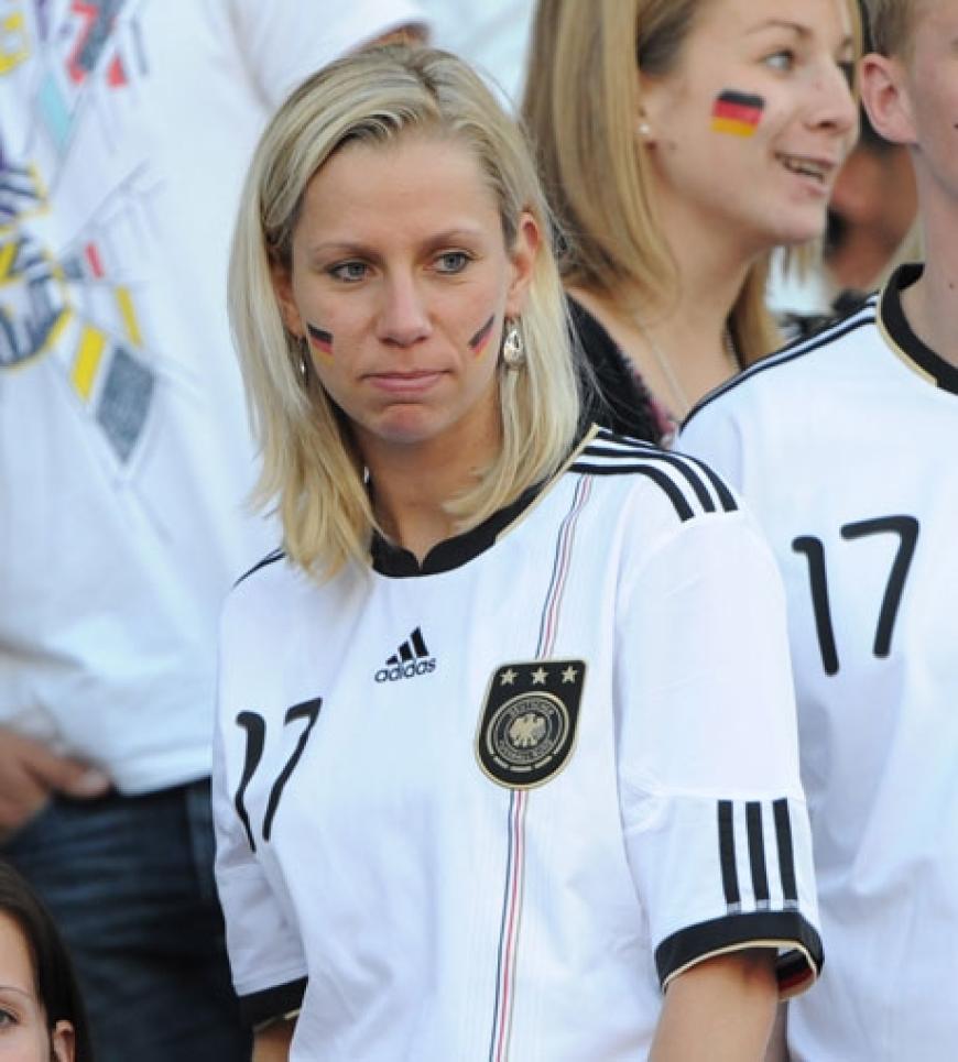 Je weiter das deutsche Team kommt, desto mehr Spielerfrauen reisen an. Auch Katja, Frau von Jörg Butt, ist inzwischen in Südafrika angekommen