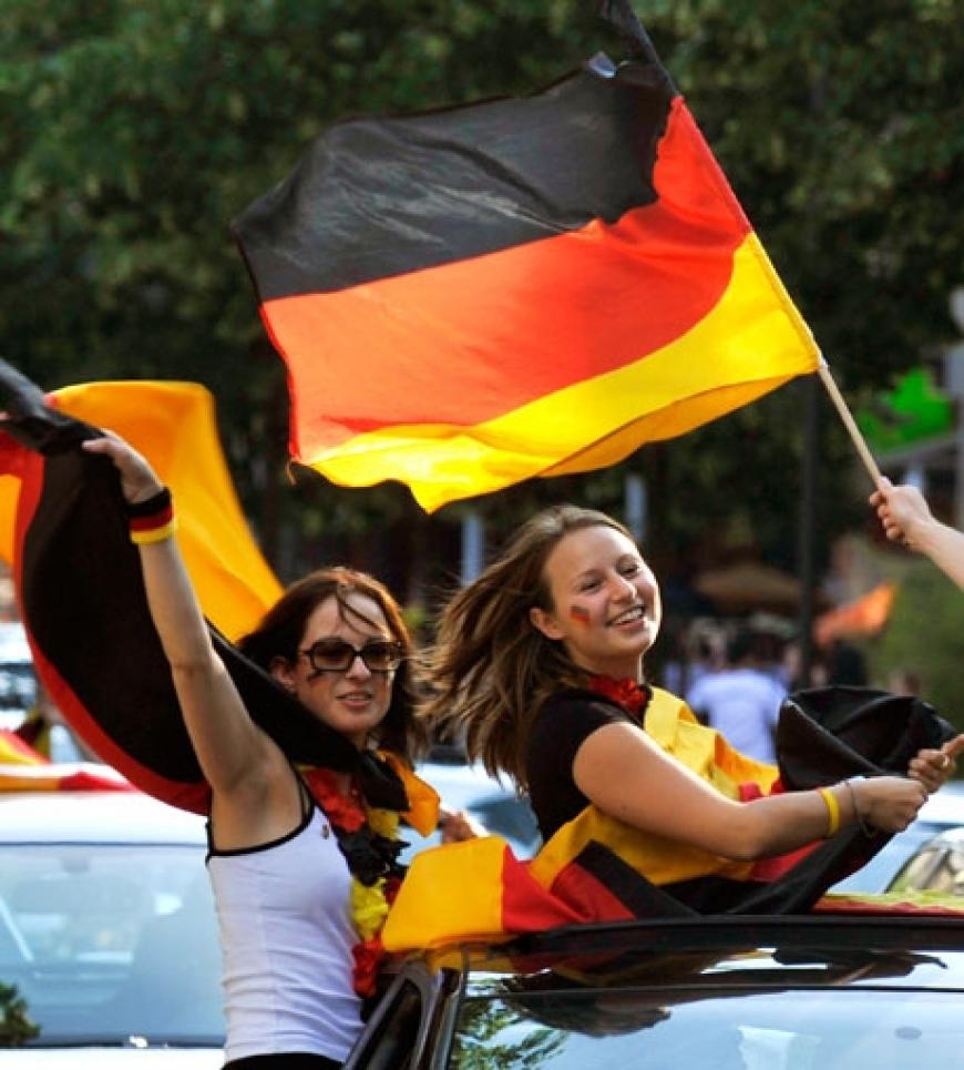 Und auch die zurückgebliebenen Anhänger feierten nach dem 4:1 Sieg gegen England ihre Helden