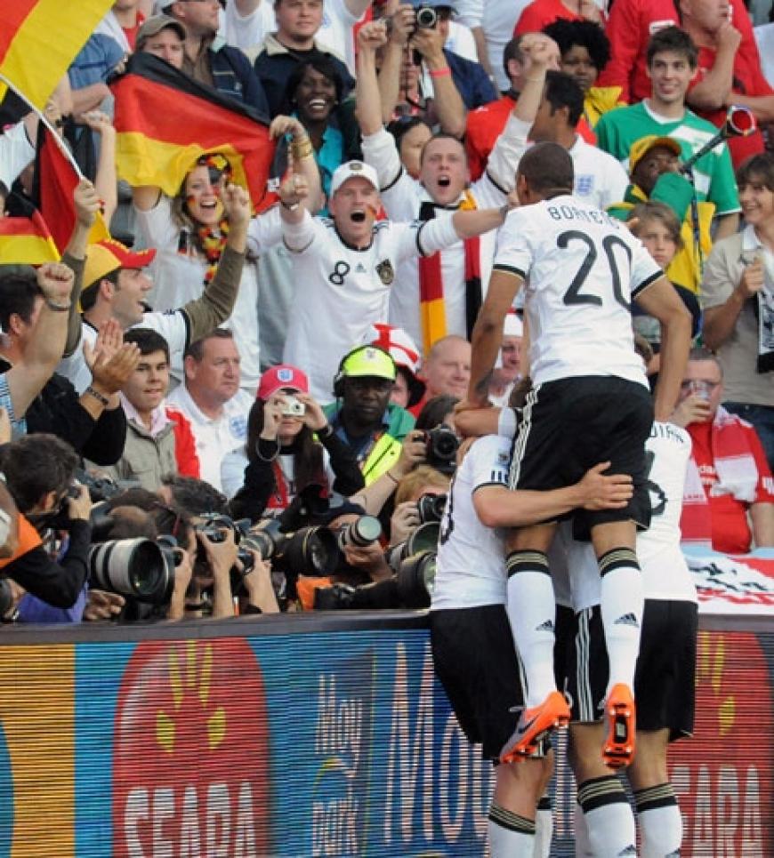Fans feiern den Sieg mit ihrer Mannschaft im Stadion