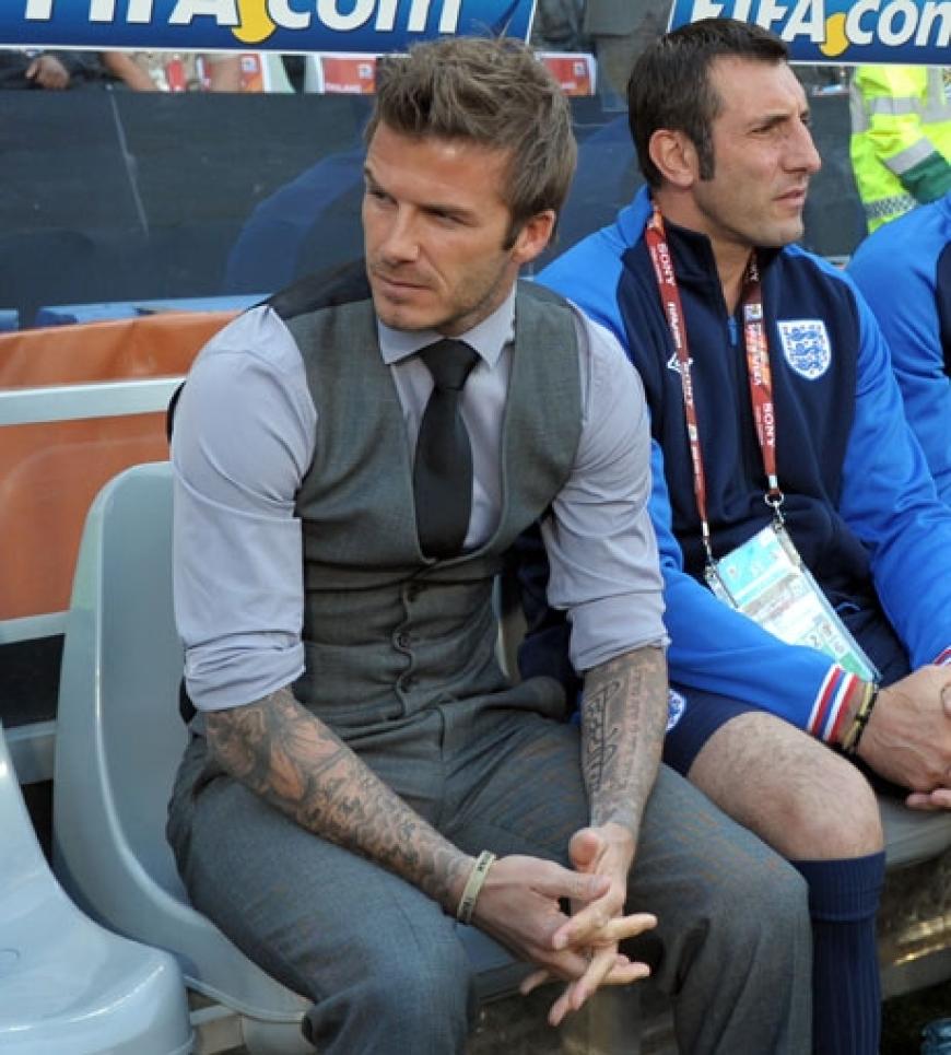 Enttäuschung bei David Beckham. Von der Bank aus verfolgte der verletzte Fußballer das Spiel. Nun muss er nach Hause fliegen