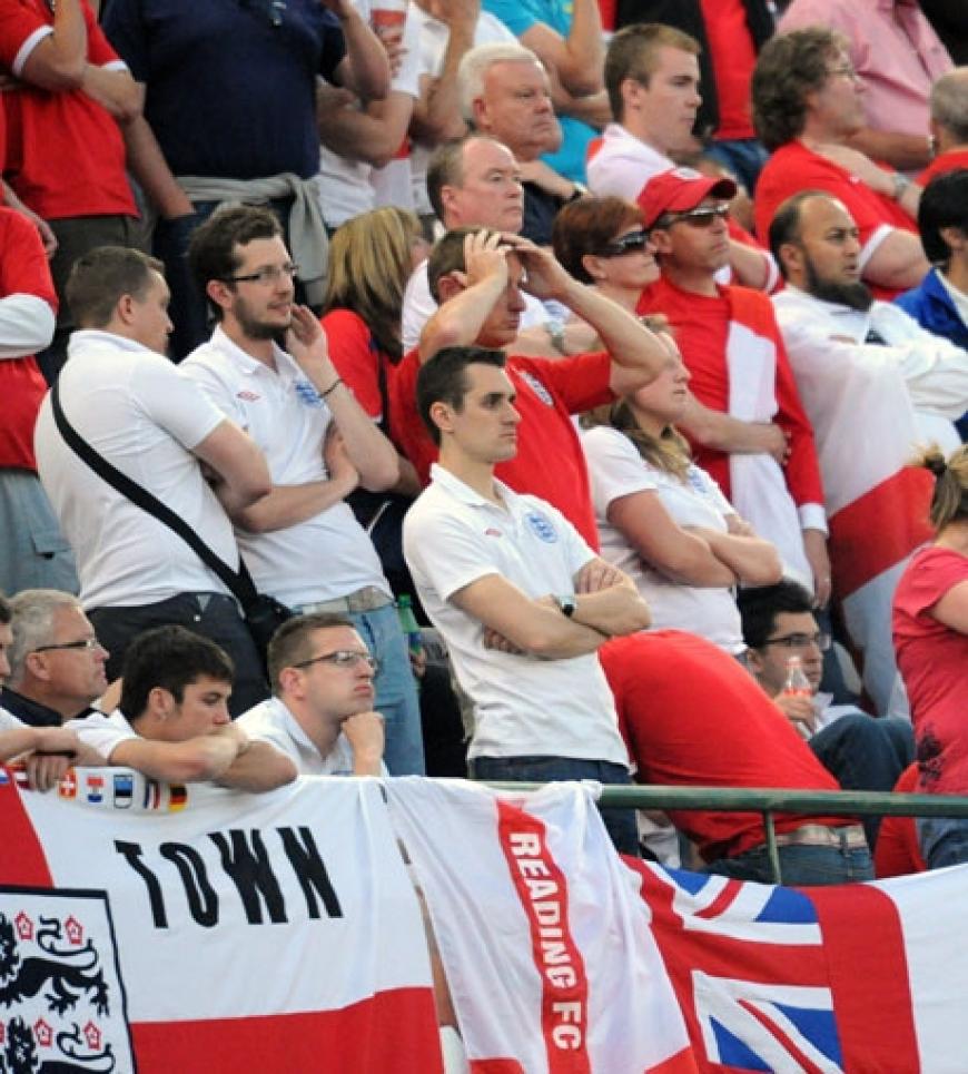 Ratlosigkeit bei den englischen Fans. Sie hatten fest mit einem Sieg gegen den Erzfeind Deutschland gerechnet