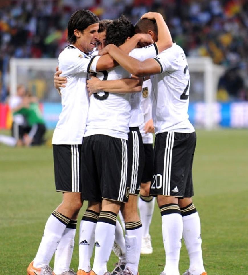 Großer Jubel bei der deutschen Mannschaft. Anfangs hatte niemand mit einer so überragenden Leistung gerechnet. Schon am nächsten Samstag gehts gegen Argentinien um den Einzug ins Halbfinale