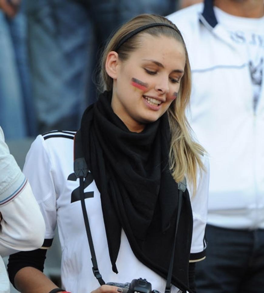 Ebenfalls mit auf der Tribüne: Allesia Walch, Freundin von HSV-Verteidiger Dennis Aogo