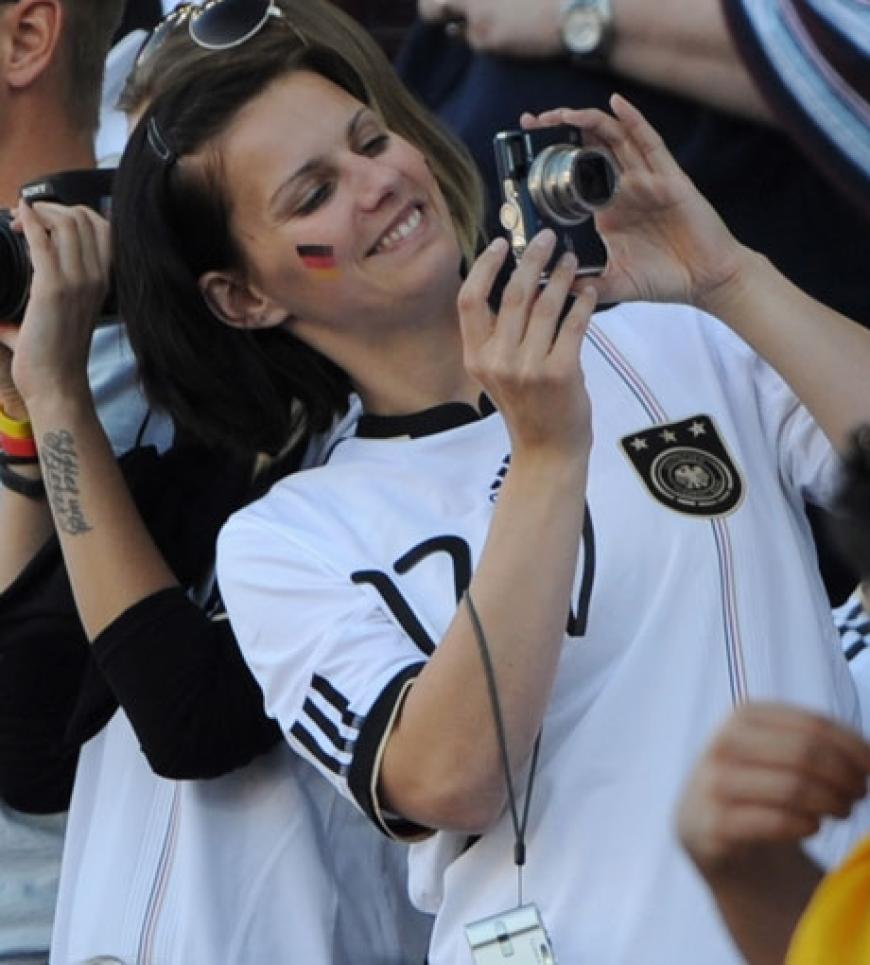 Ulrike Stange, Freundin von Per Mertesacker, macht fleißig Erinnerungsfotos