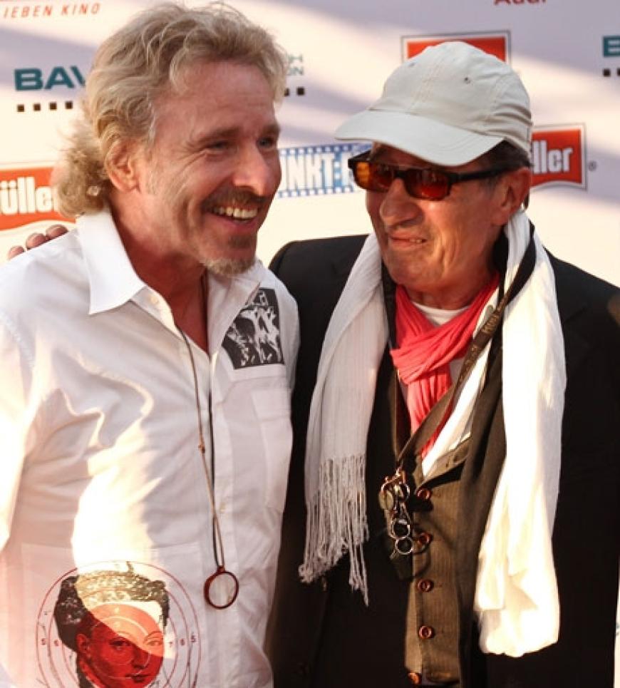 Thomas Gottschalk und Rolf Zacher stellen sich gemeinsam fürs Foto auf