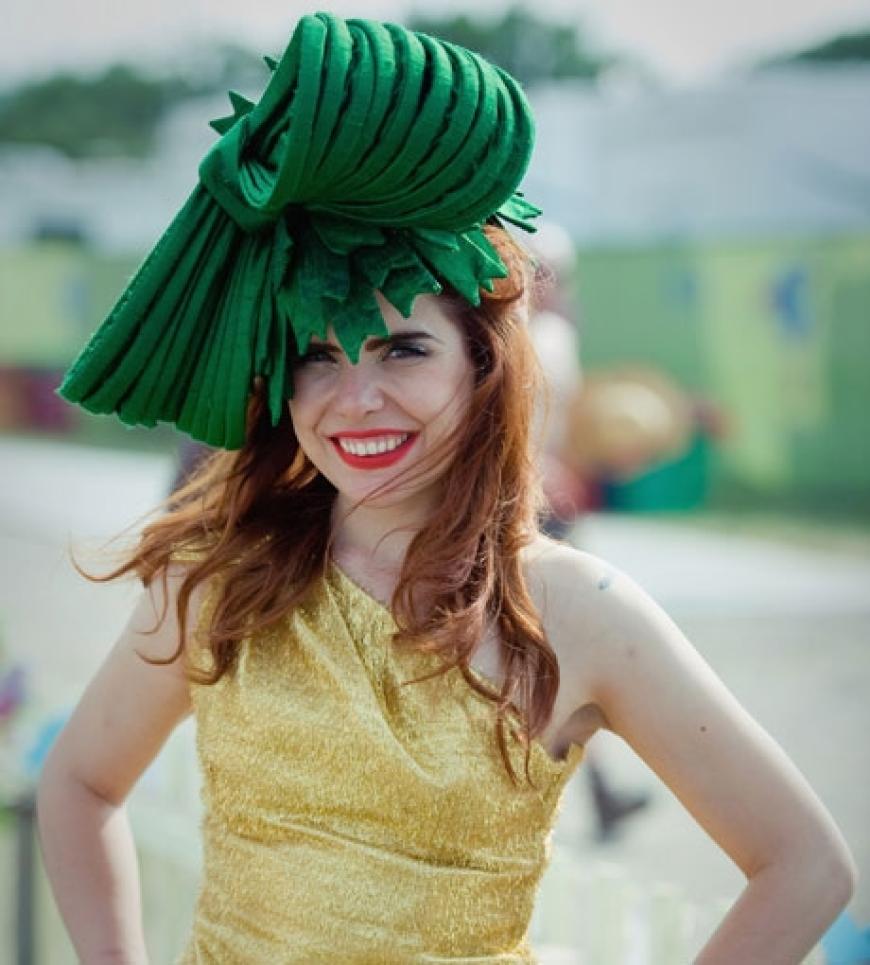 Ungewöhnlicher Festival-Look: Paloma Faith trägt eine riesige Schleife auf dem Kopf