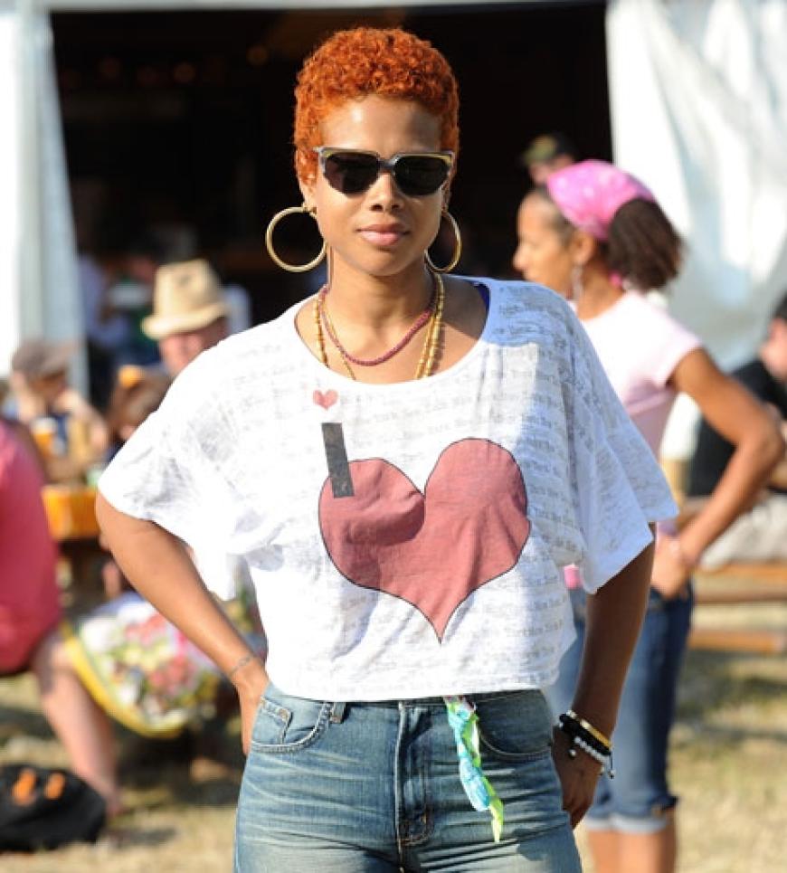 Sängerin Kelis trägt nun eine rote Kurzhaarfrisur